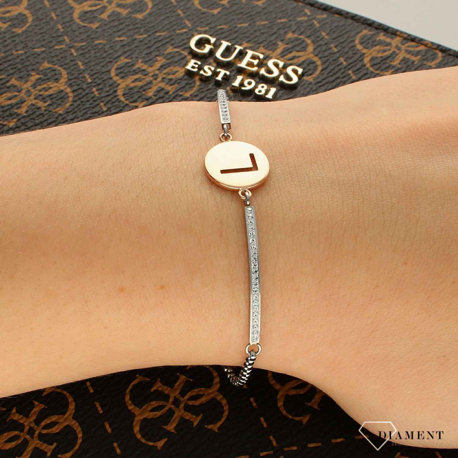 Bransoletka Nomination Italy z kolekcji Milleluci Letters. Wykonana ze stali szlachetnej, zdobiona mieniącymi się, błyszczącymi cyrkoniami pave oraz zawieszką z literą L w kolorze różowego złota (2).jpg